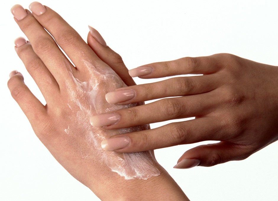 Руки после ванны. Для смягчения кожи рук. Сухая и влажная кожа рук.